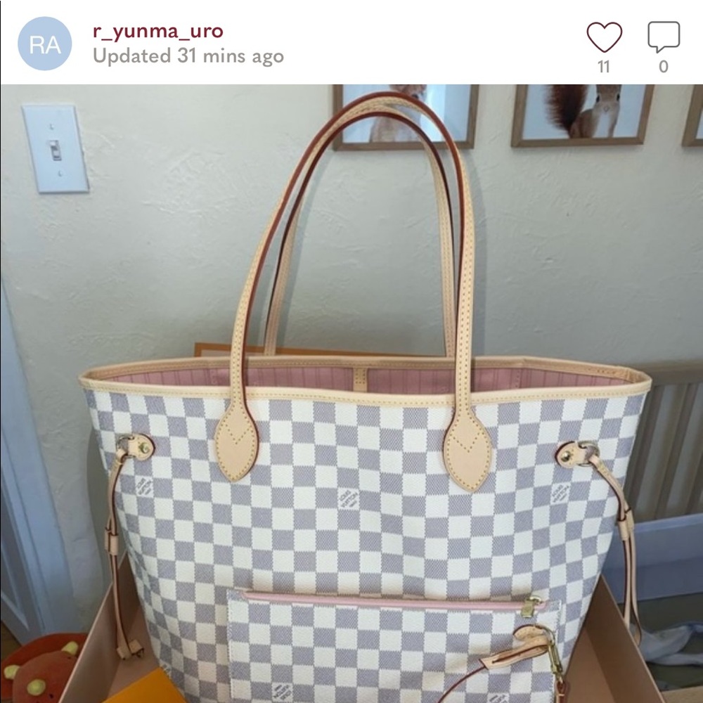 This person is a scammer using my photos of my authentic bag that I have listed!